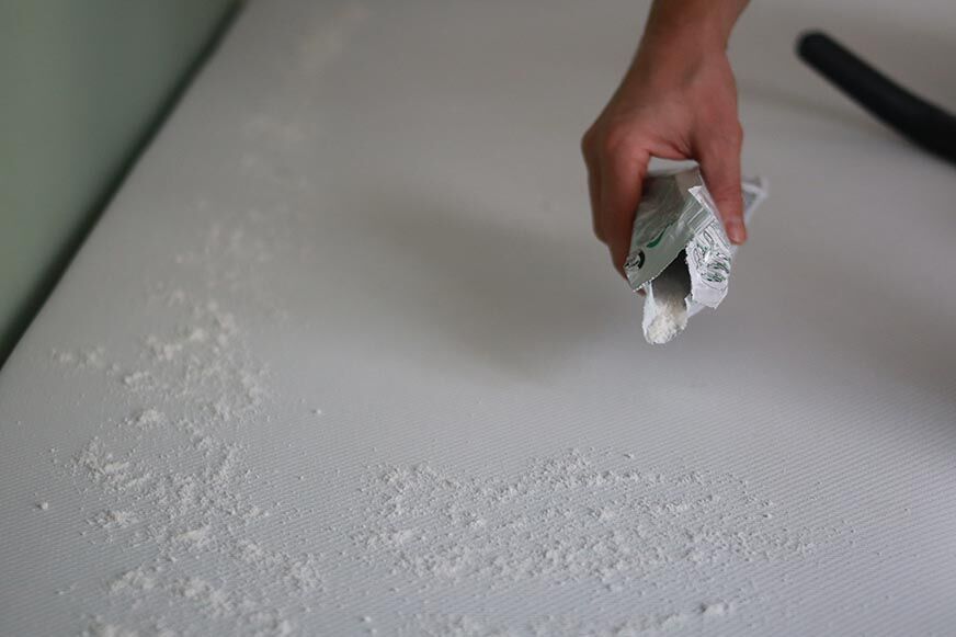 Lavenia Pulver auf dem Bett verteilt 